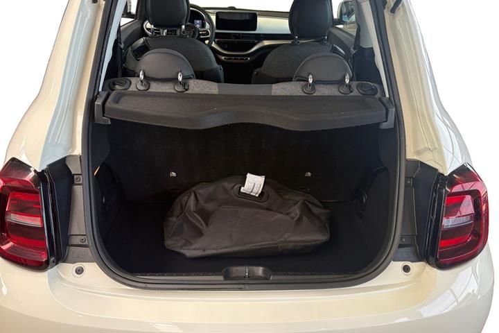Hvid Fiat 500e fra 2022