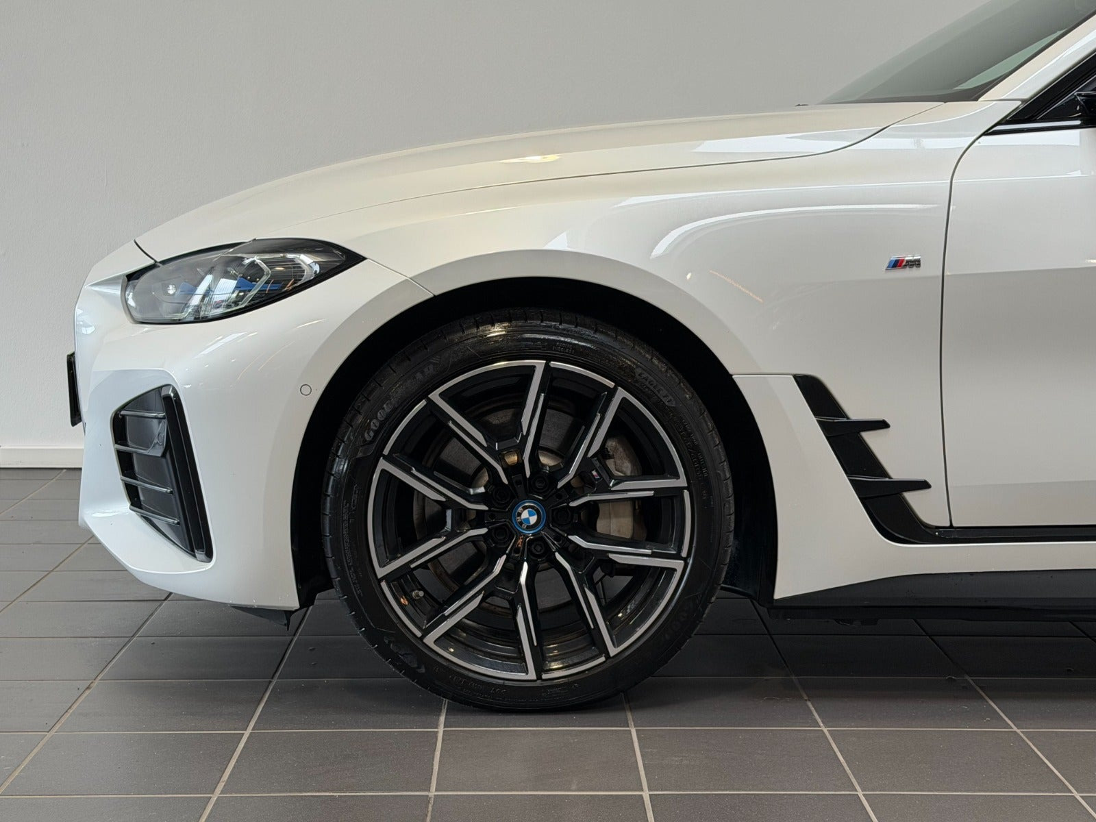 Hvid BMW i4 fra 2022