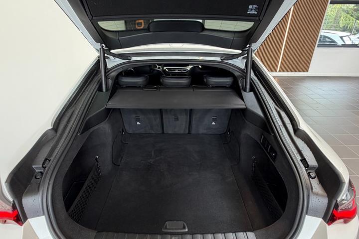 Hvid BMW i4 fra 2022
