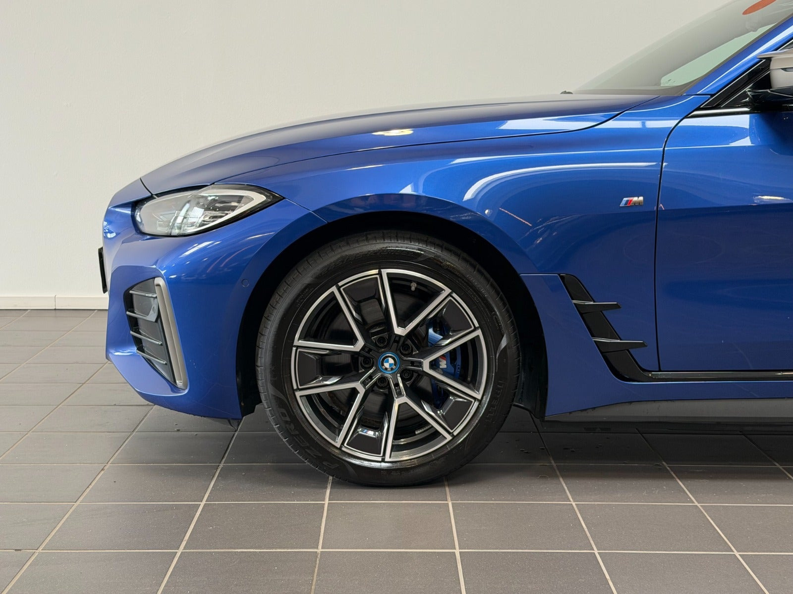 Blå BMW i4 fra 2023