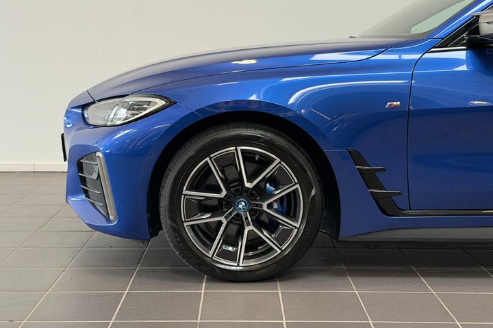 Blå BMW i4 fra 2023