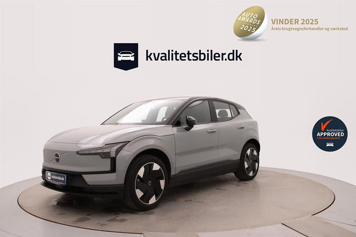 Grå Volvo EX30 fra 2024 set udefra