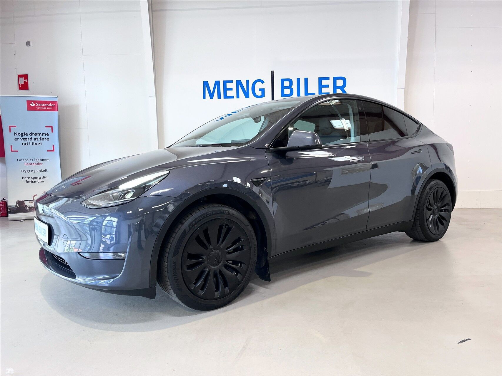 Grå Tesla Model Y fra 2022