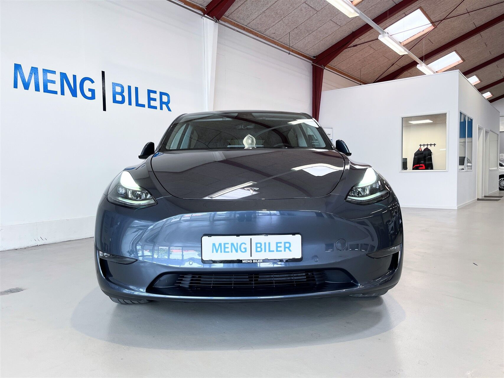Grå Tesla Model Y fra 2022