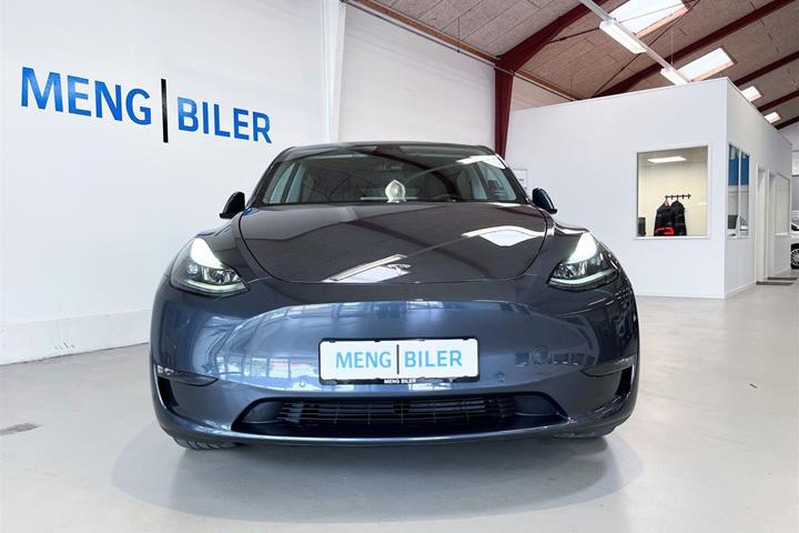 Grå Tesla Model Y fra 2022