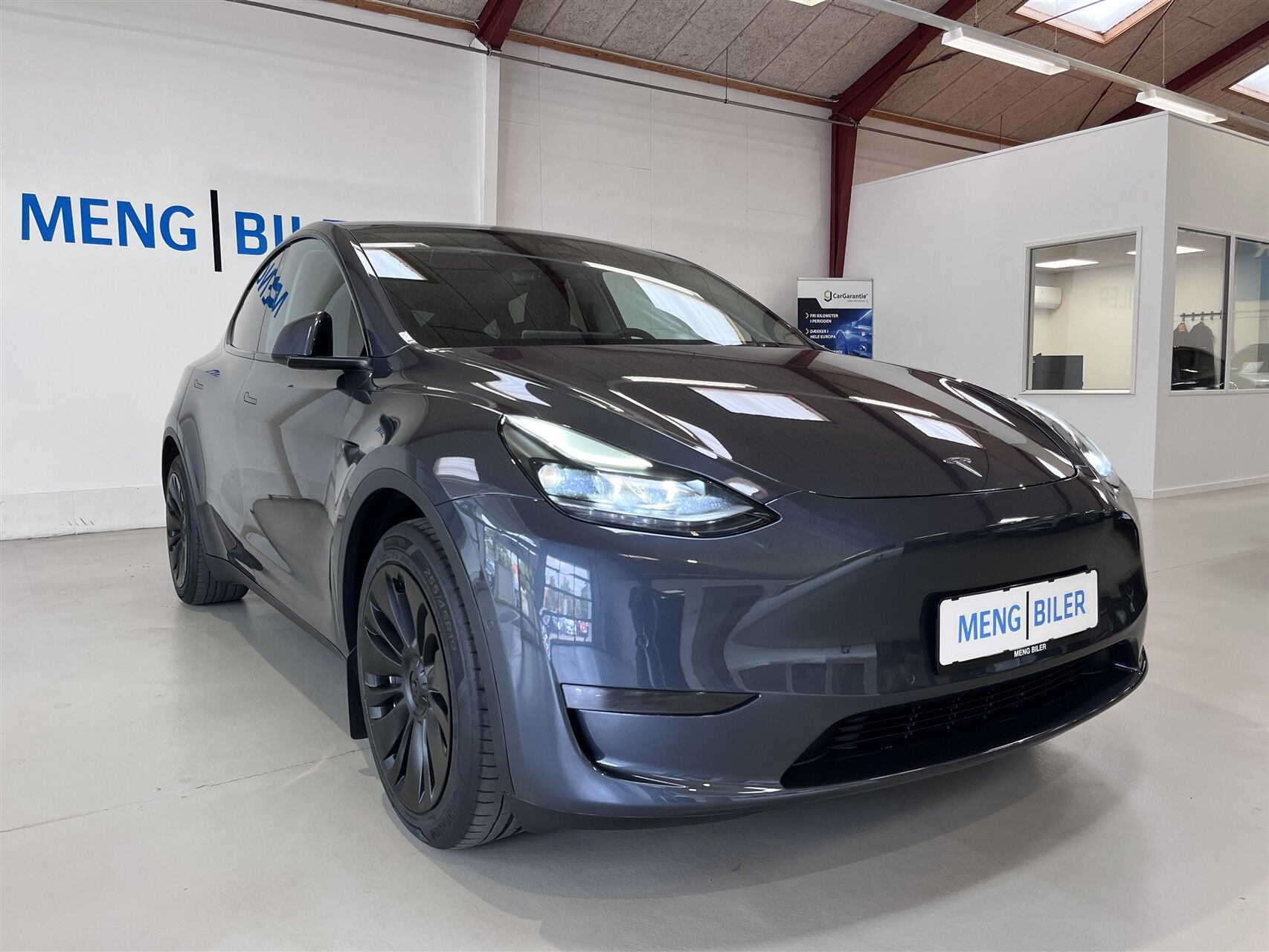 Grå Tesla Model Y fra 2022