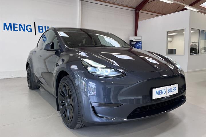 Grå Tesla Model Y fra 2022