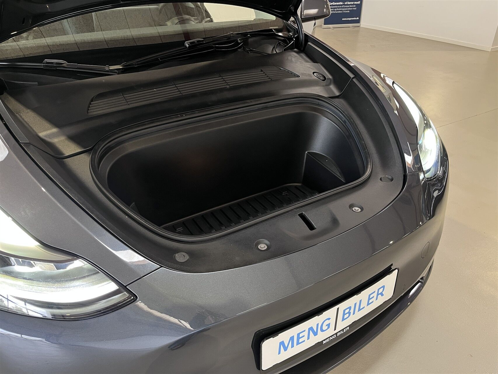Grå Tesla Model Y fra 2022