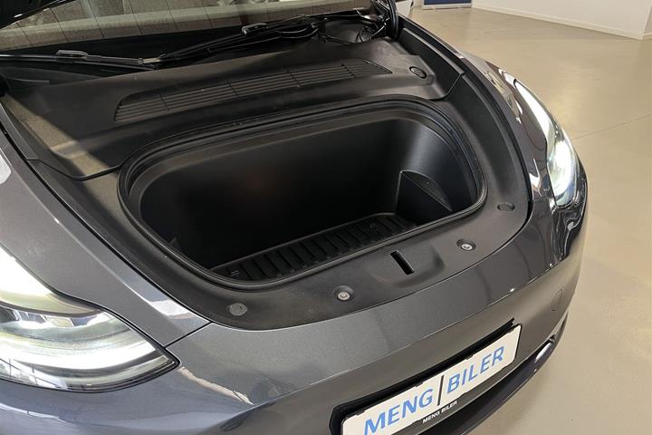 Grå Tesla Model Y fra 2022