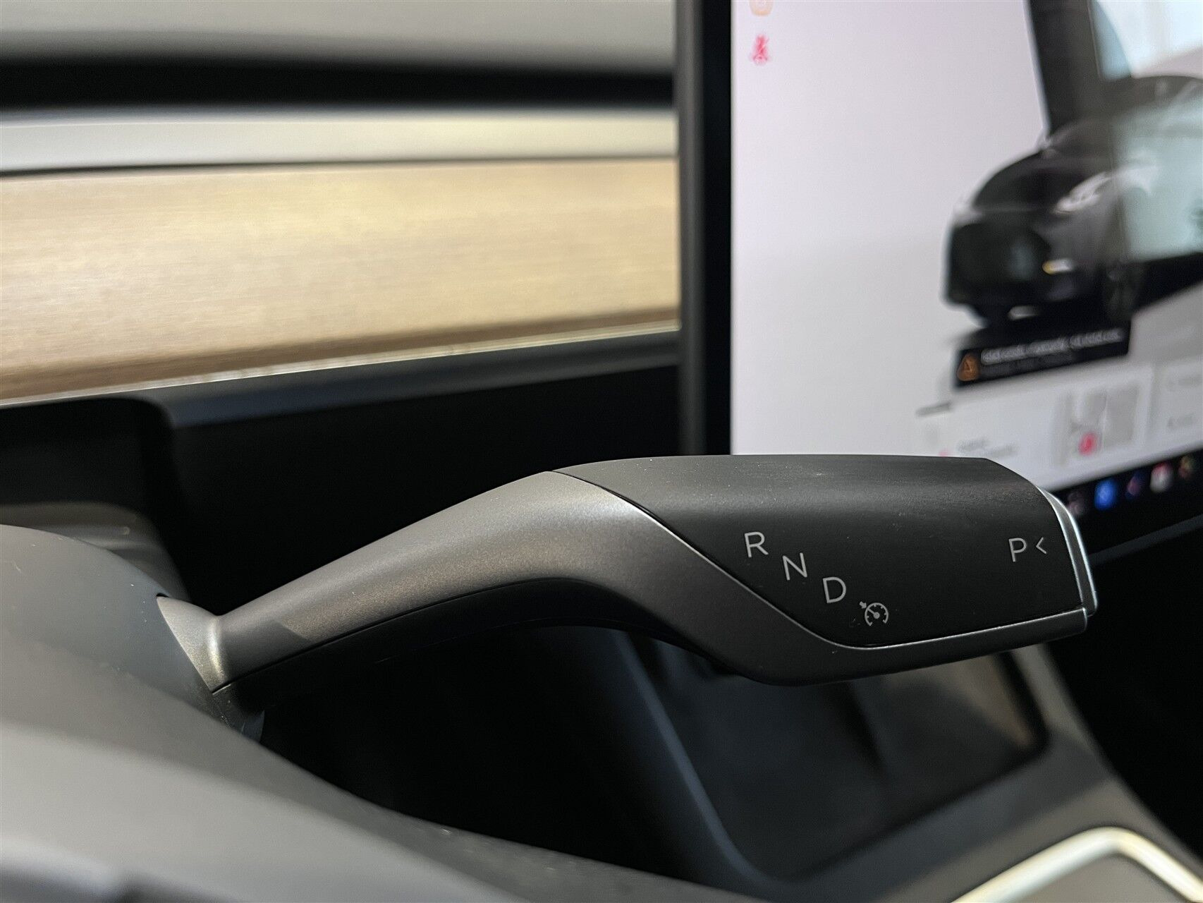 Grå Tesla Model Y fra 2022