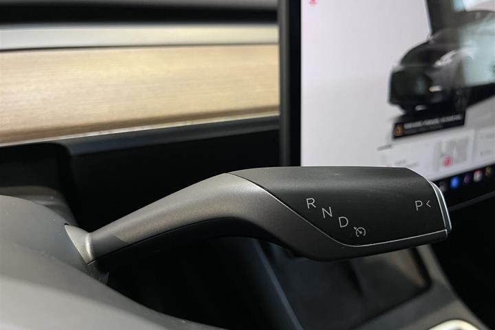 Grå Tesla Model Y fra 2022