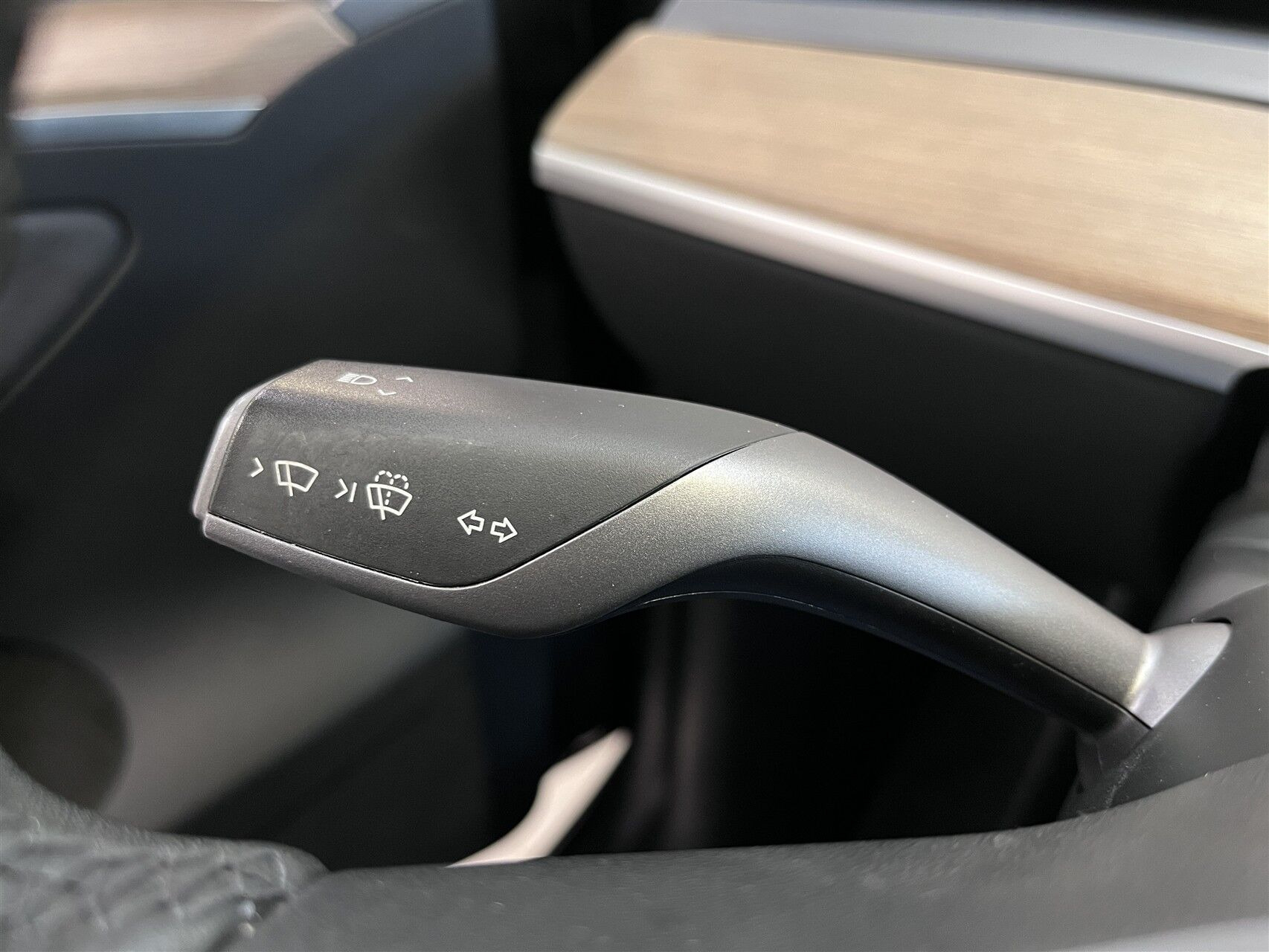 Grå Tesla Model Y fra 2022