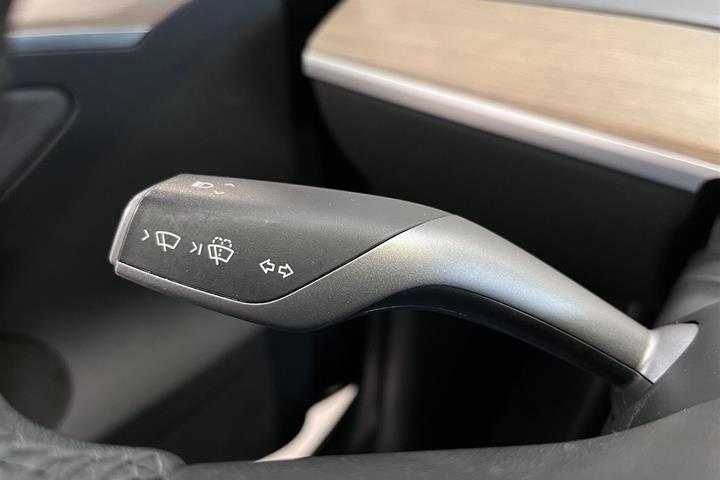 Grå Tesla Model Y fra 2022