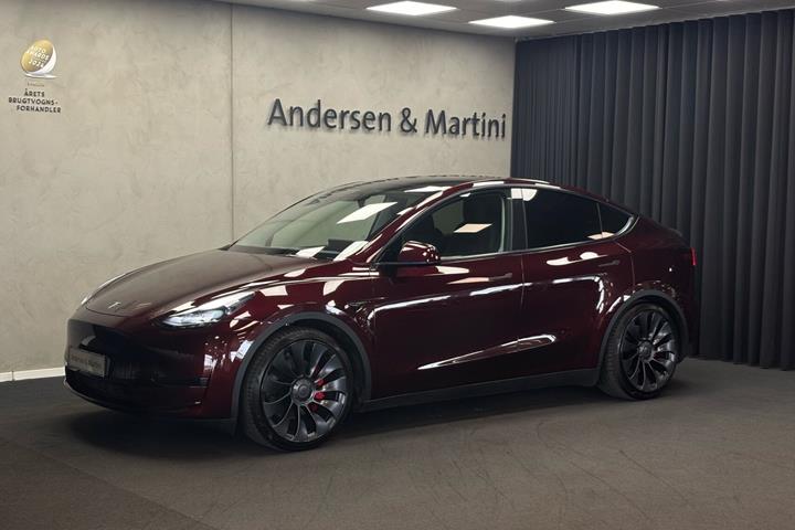 Rød Tesla Model Y fra 2024
