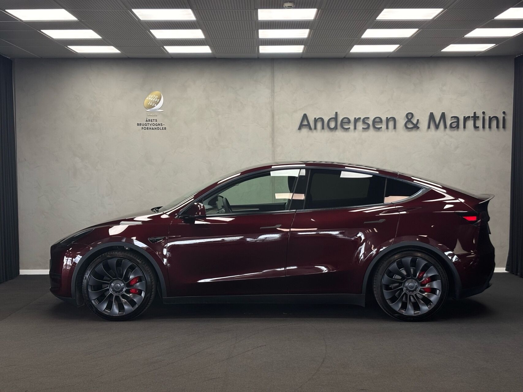 Rød Tesla Model Y fra 2024