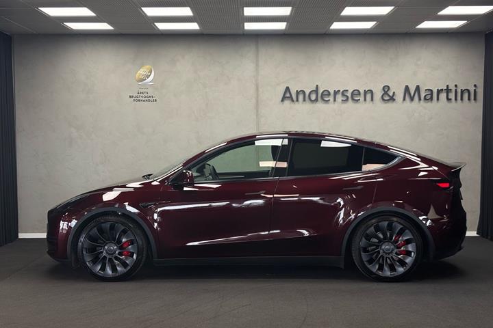 Rød Tesla Model Y fra 2024