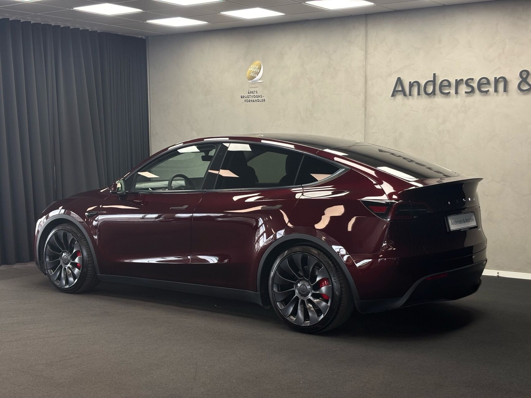 Rød Tesla Model Y fra 2024
