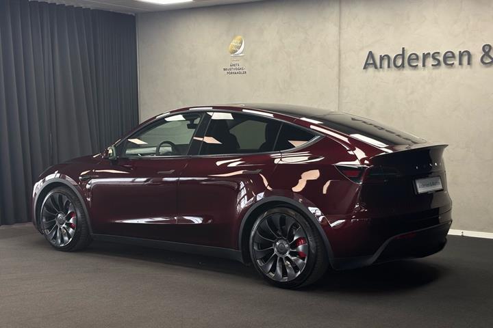Rød Tesla Model Y fra 2024