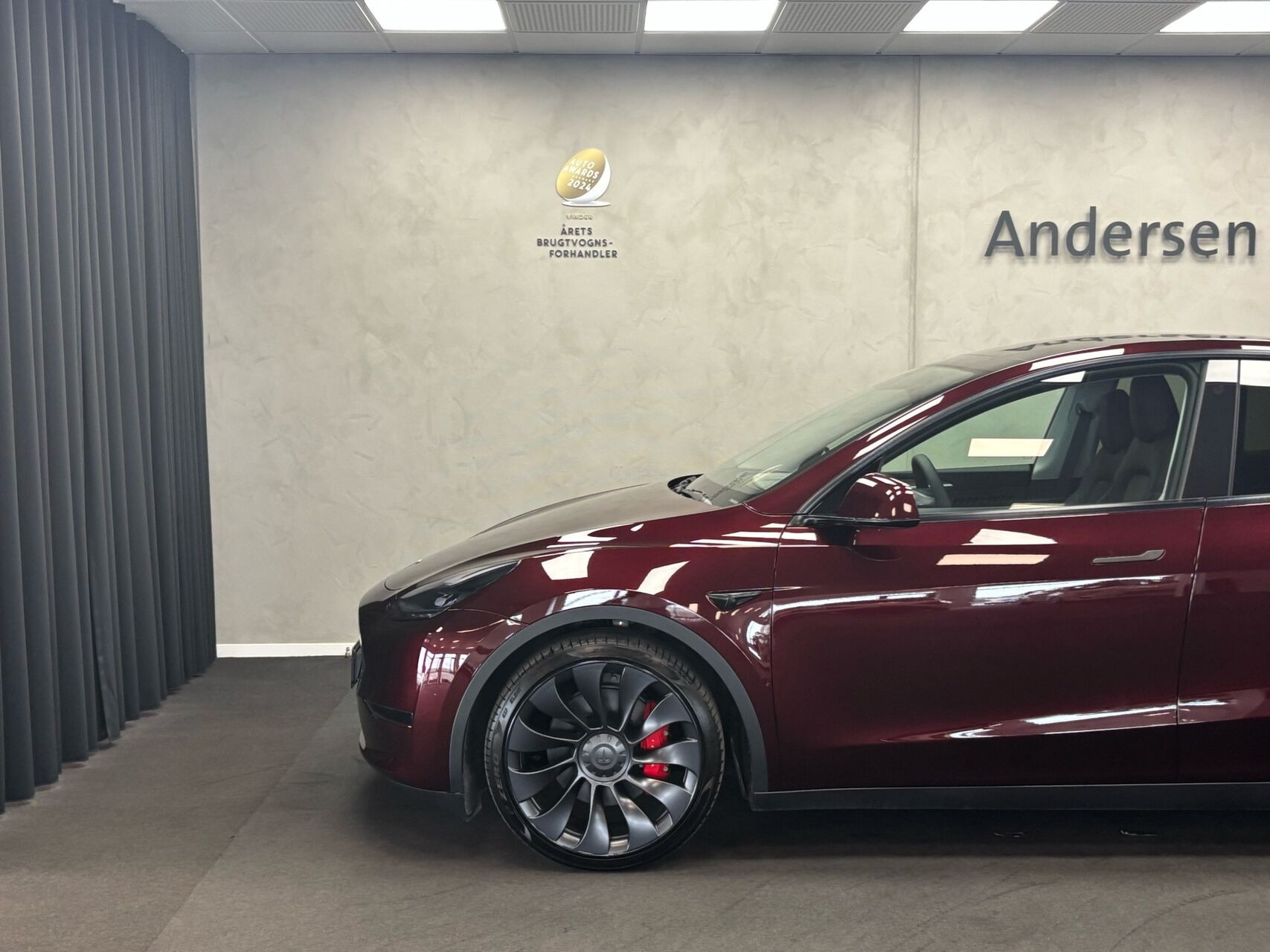 Rød Tesla Model Y fra 2024