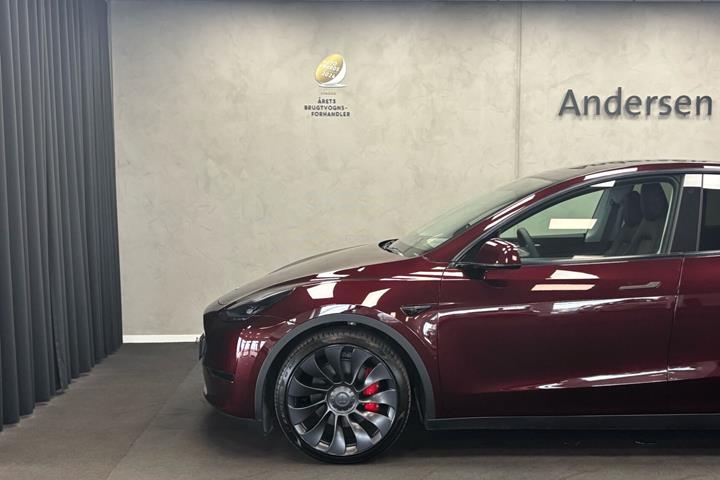 Rød Tesla Model Y fra 2024