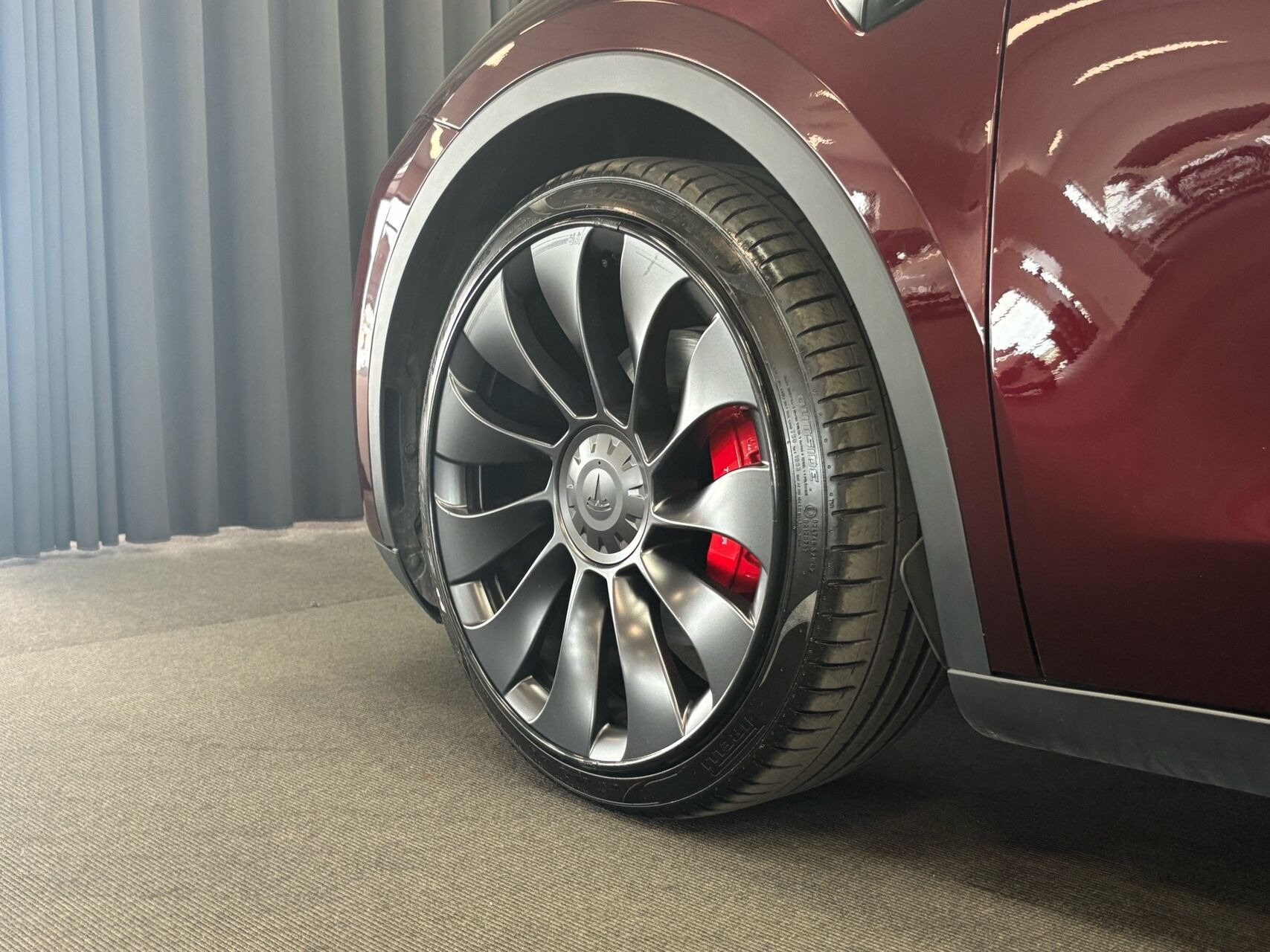 Rød Tesla Model Y fra 2024