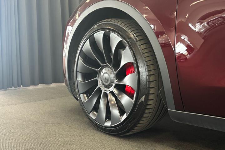 Rød Tesla Model Y fra 2024