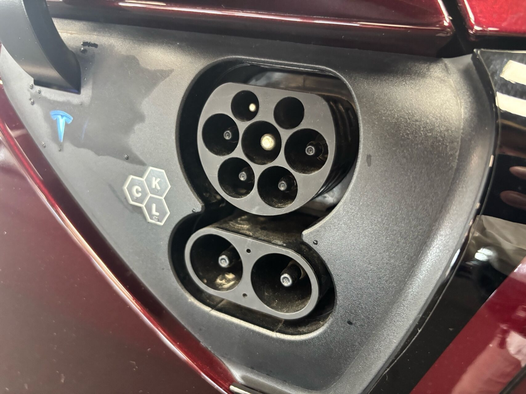 Rød Tesla Model Y fra 2024