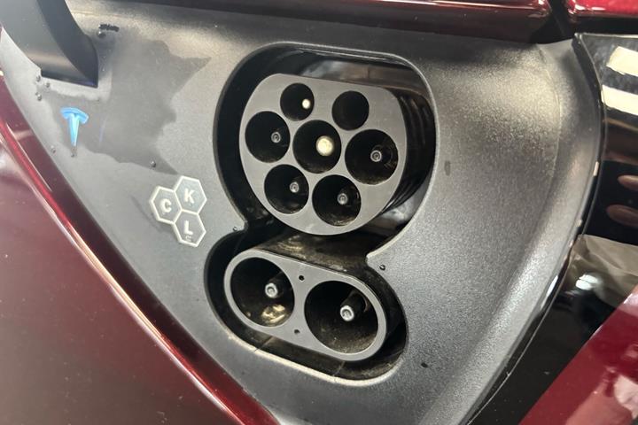 Rød Tesla Model Y fra 2024