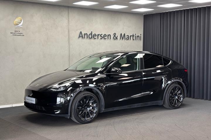 Sort Tesla Model Y fra 2023