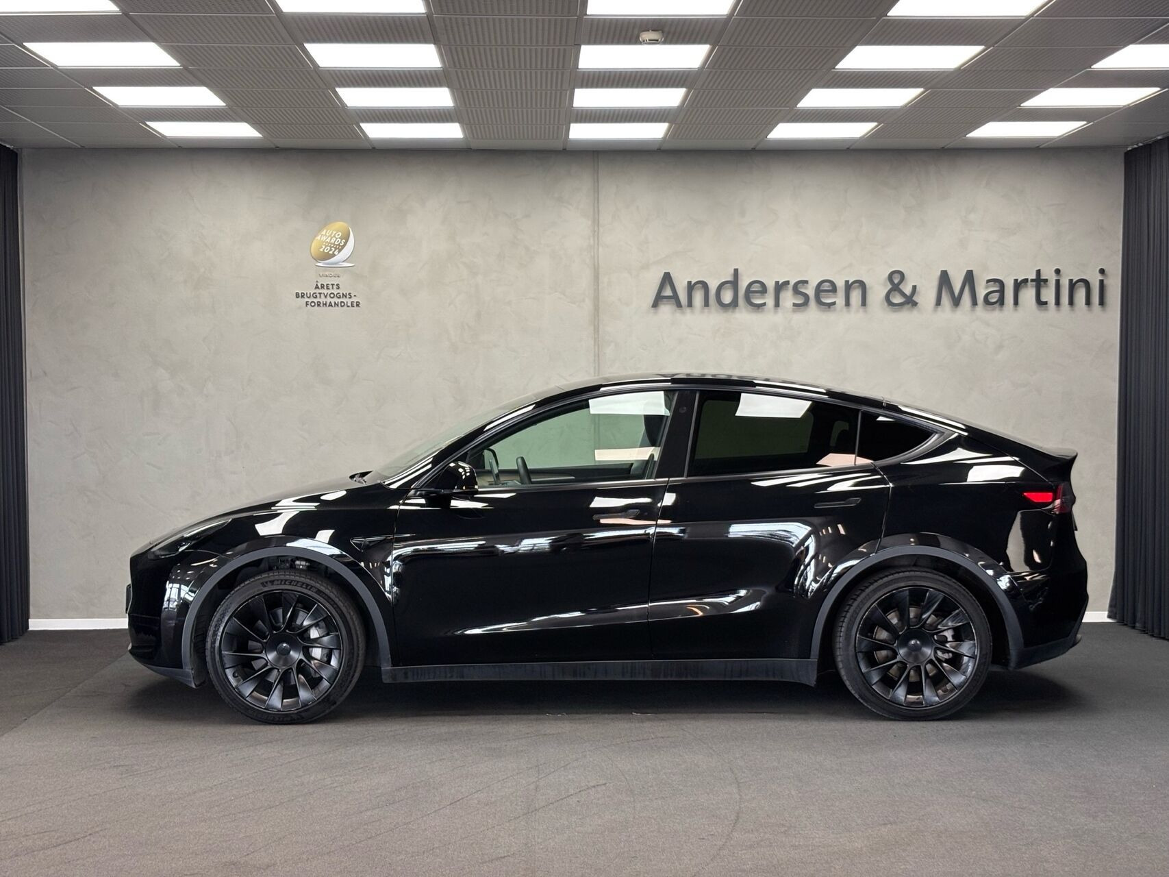 Sort Tesla Model Y fra 2023