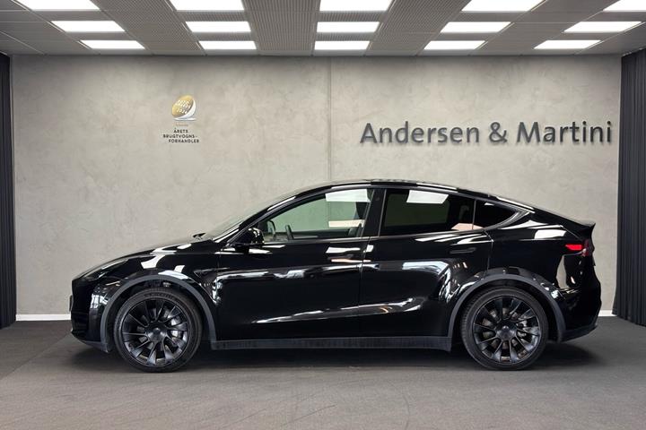 Sort Tesla Model Y fra 2023