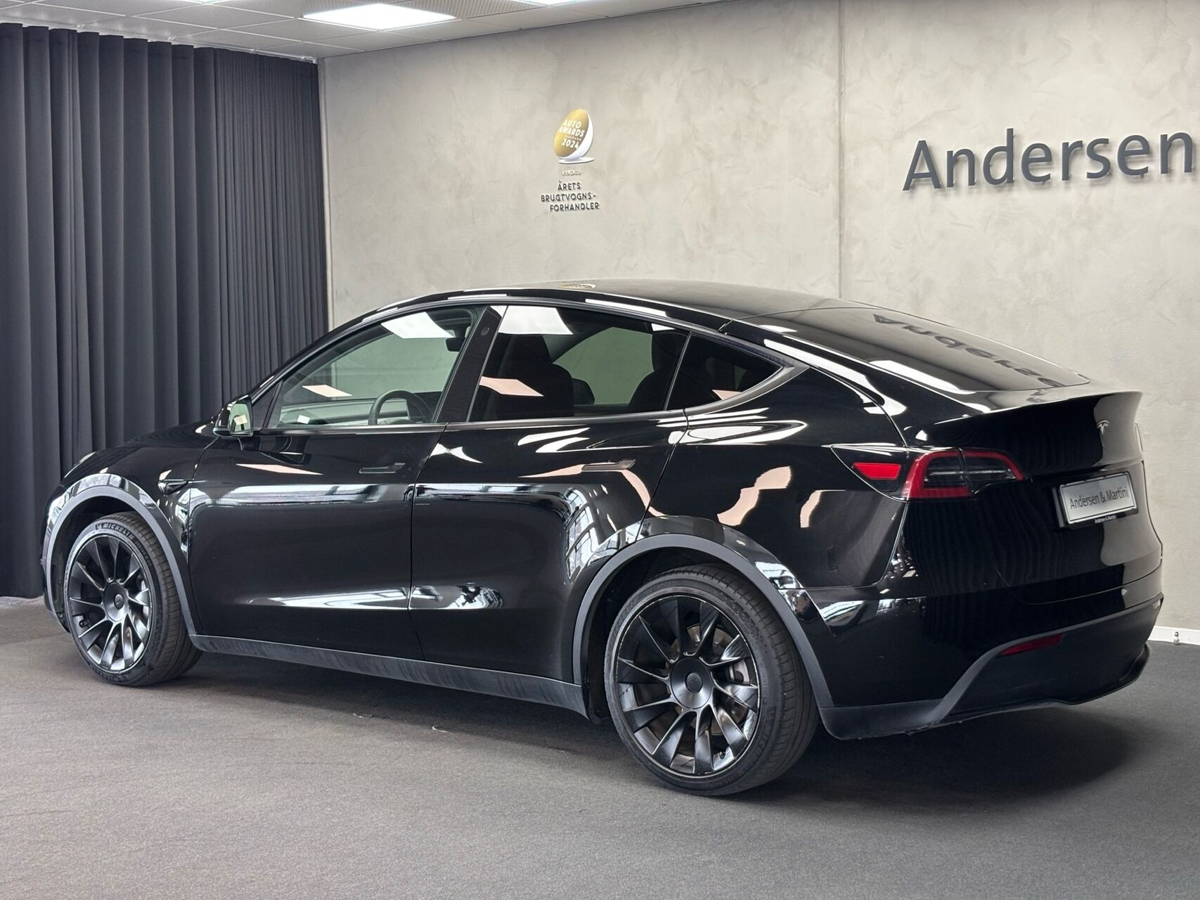 Sort Tesla Model Y fra 2023