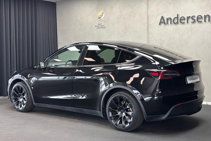 Sort Tesla Model Y fra 2023