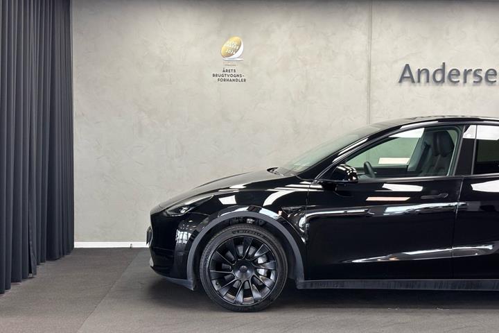 Sort Tesla Model Y fra 2023