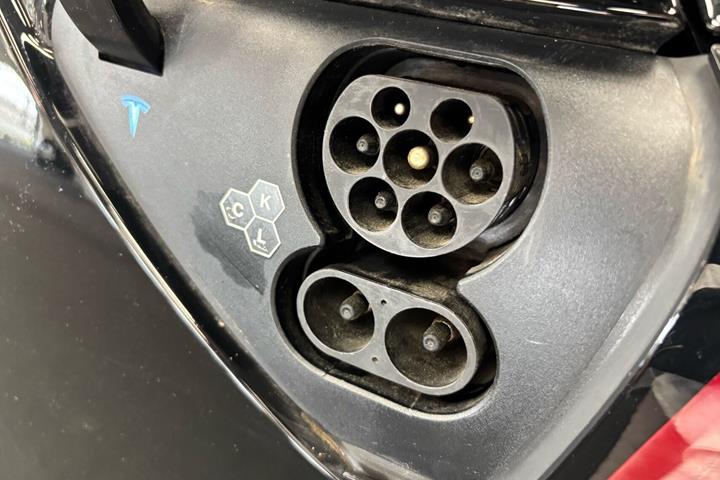 Sort Tesla Model Y fra 2023