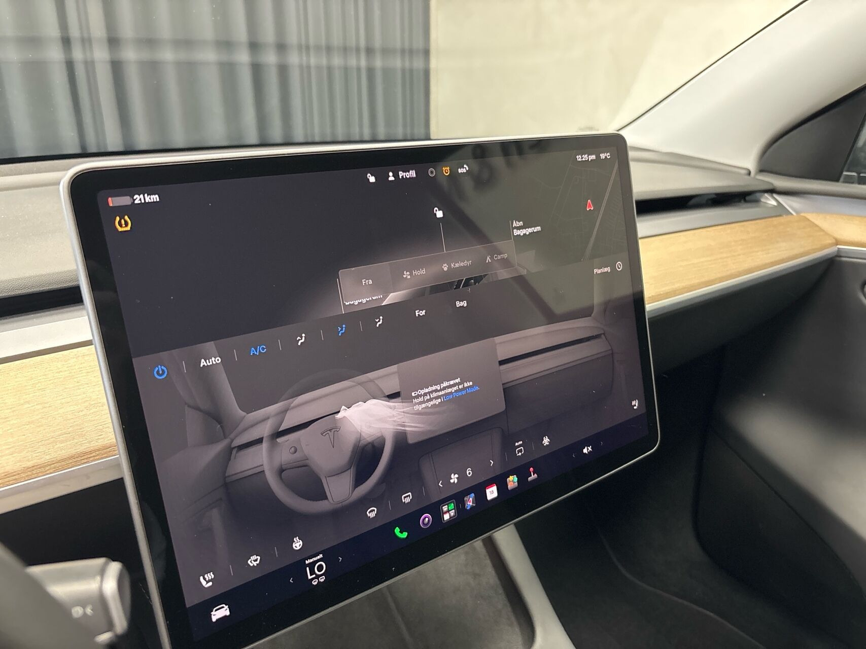 Sort Tesla Model Y fra 2023