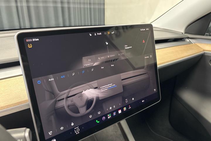 Sort Tesla Model Y fra 2023