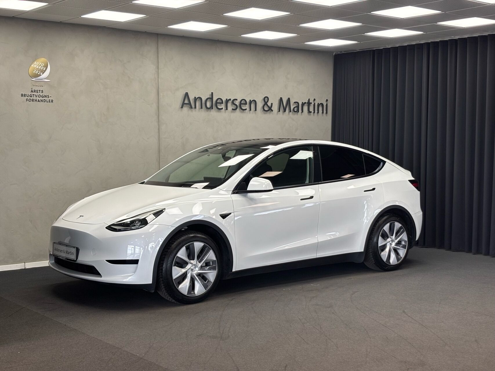 Tesla Model Y EL Standard Range RWD 299HK 5d Aut.