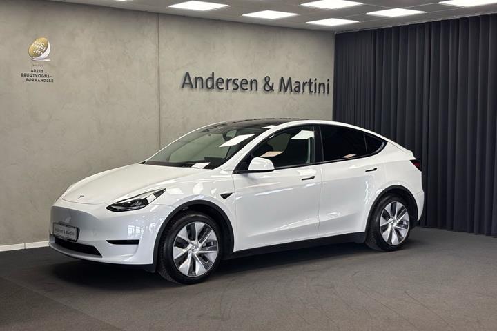 Hvid Tesla Model Y fra 2024