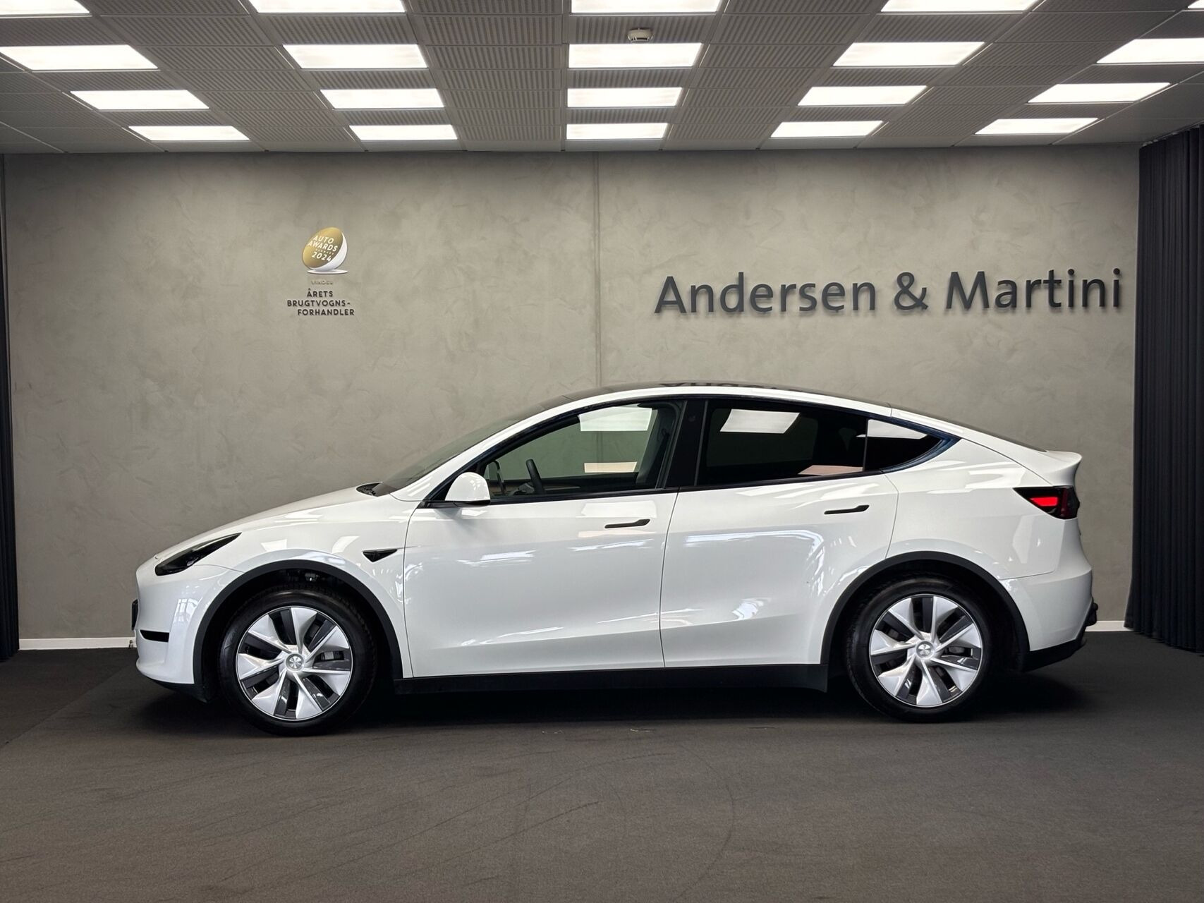 Hvid Tesla Model Y fra 2024