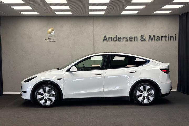 Hvid Tesla Model Y fra 2024