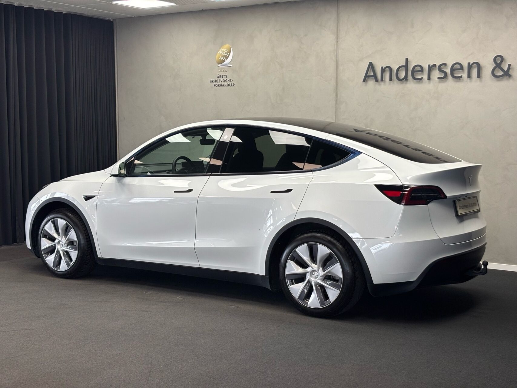 Hvid Tesla Model Y fra 2024