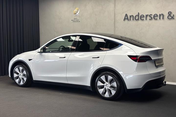 Hvid Tesla Model Y fra 2024