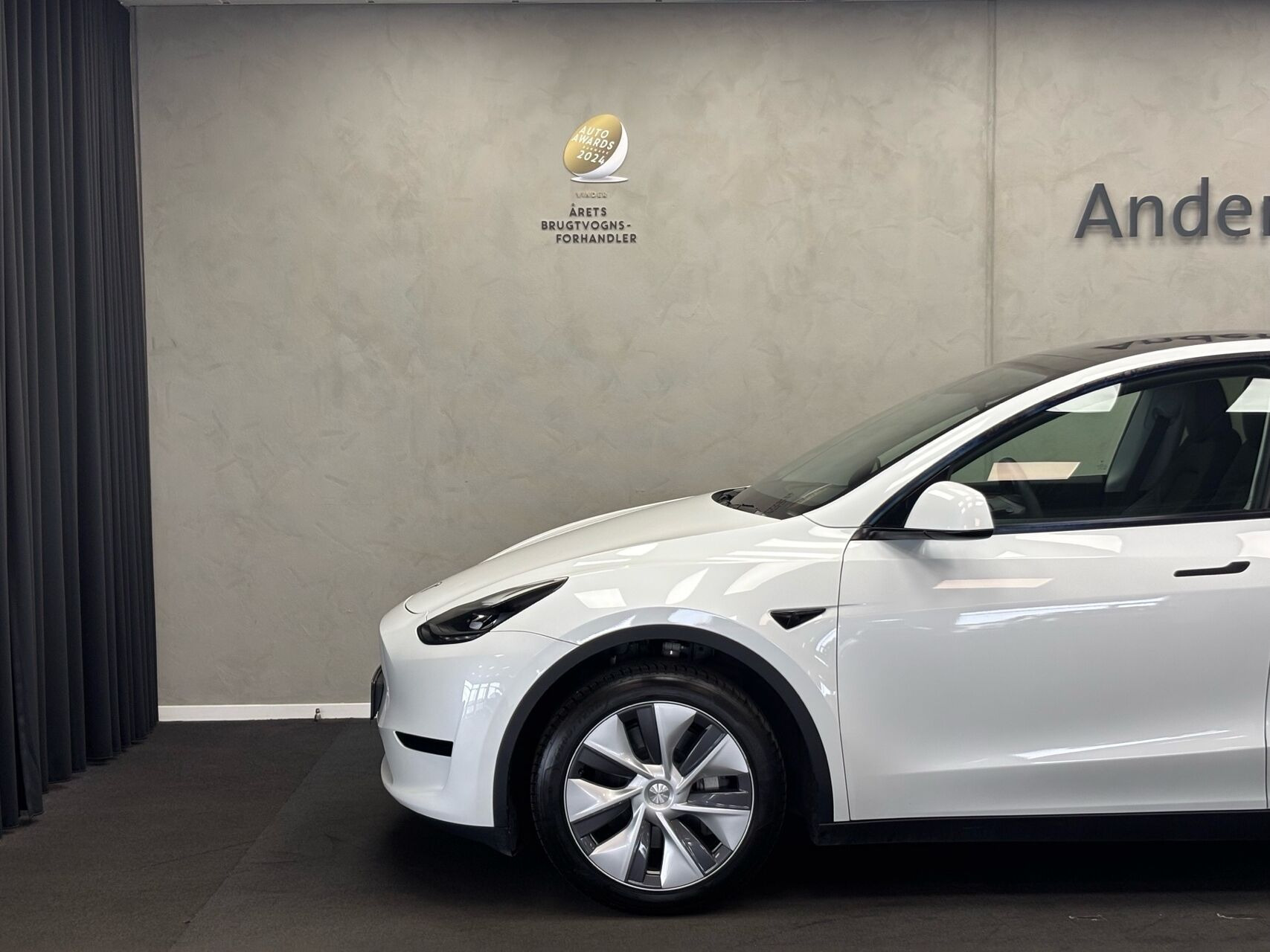 Hvid Tesla Model Y fra 2024