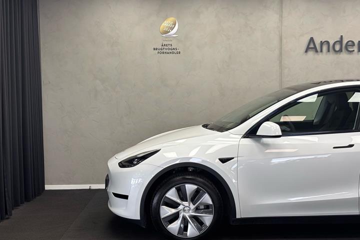 Hvid Tesla Model Y fra 2024