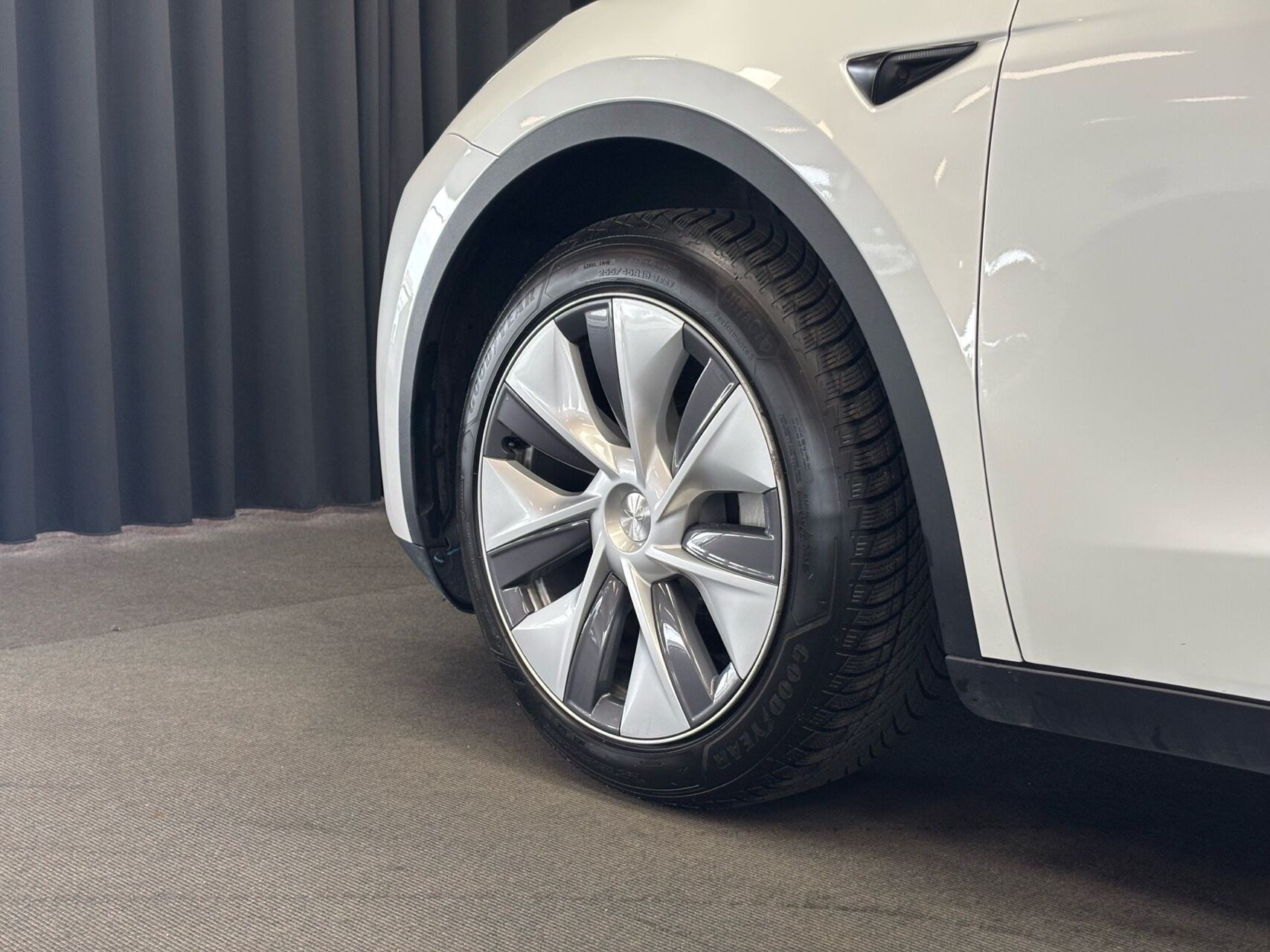 Hvid Tesla Model Y fra 2024