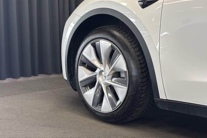 Hvid Tesla Model Y fra 2024