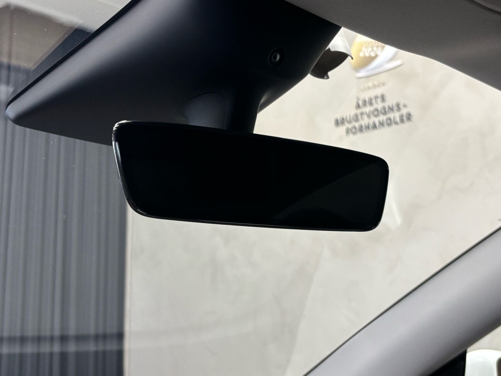 Hvid Tesla Model Y fra 2024