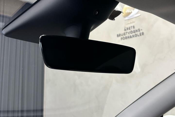 Hvid Tesla Model Y fra 2024