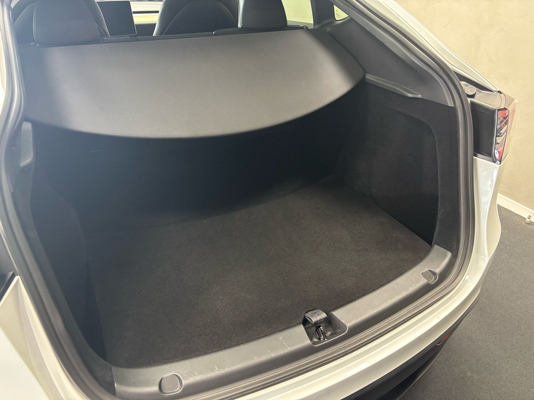 Hvid Tesla Model Y fra 2024